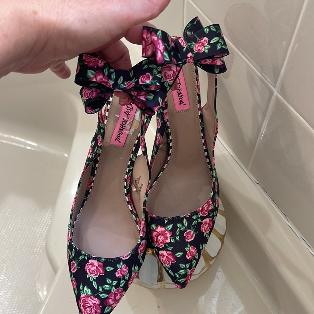 Host Pick๐๐๐Gorgeous pink roses Betsy Johnson heels ๐ธ๐ธby viviglam ๐ท - Picture 7 of 11